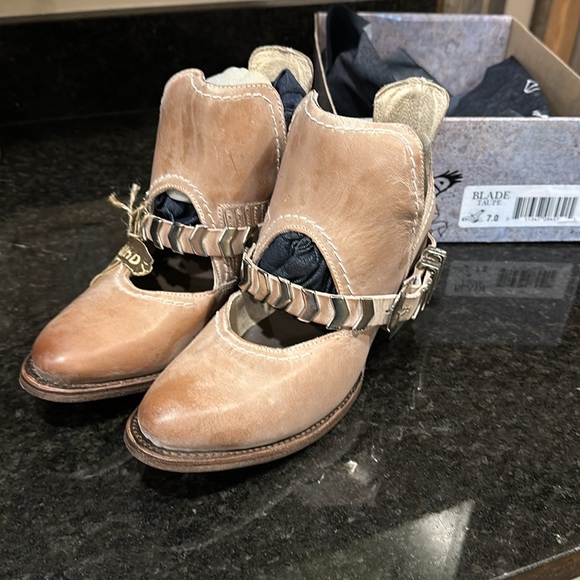 Freebird Blade in Taupe 7.0 - Picture 2 of 5